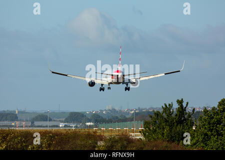 Deutschland, Frankfurt - September 06, 2015: Amerikanische Flugzeuge Ansatz Airlines und Landung am Flughafen Frankfurt Stockfoto