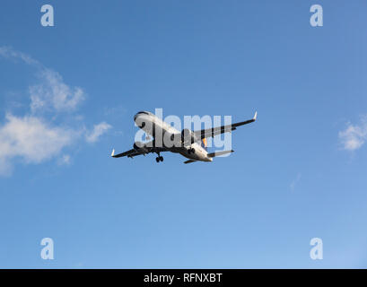 Deutschland, Frankfurt - September 06, 2015: Airbus A 320-214, D-AIZX der Lufthansa Anflug und Landung am Flughafen Frankfurt Stockfoto