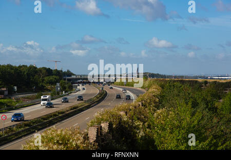 Deutschland, Frankfurt - September 06, 2015: Airbus der amerikanischen Taxis über der Autobahn am Flughafen Frankfurt Stockfoto