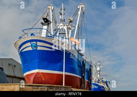 MACDUFF BANFSHIRE SCHOTTLAND FISCHERBOOT bei Reparaturarbeiten in der BOOTSWERFT Stockfoto