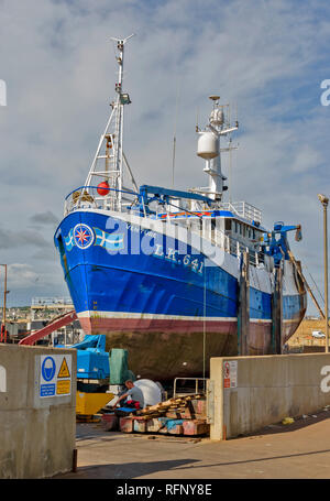 MACDUFF BANFSHIRE SCHOTTLAND FISCHERBOOT BEI REPARATURARBEITEN IN DER MACDUFF BOOTSWERFT Stockfoto