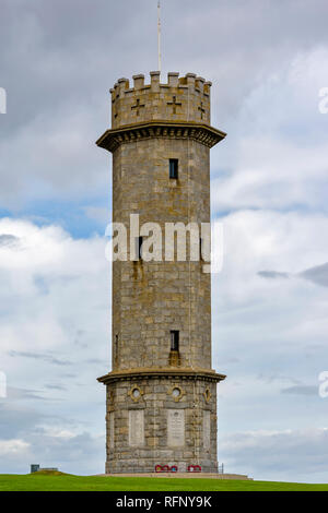 MACDUFF BANFSHIRE SCHOTTLAND DAS WAR MEMORIAL TOWER und Kränze Stockfoto