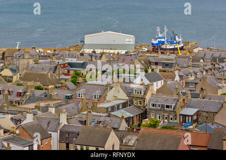 MACDUFF BANFSHIRE SCHOTTLAND BLICK ÜBER MACDUFF HAFEN BOOT YARDS UND HÄUSER Stockfoto