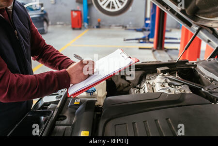 Automechaniker in der Garage arbeiten während der Wartung des Motors. Es wurden die Durchführung des Motors während der Reparatur eines Autos in Auto Service ga Stockfoto