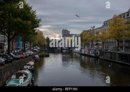 Amsterdam, Niederlande, 30. Oktober 2016: Amsterdam Canal am Morgen Stockfoto