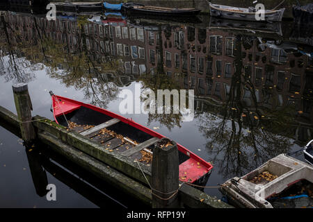 Amsterdam, Niederlande, 30. Oktober 2016: Boot auf Amsterdam Canal Stockfoto