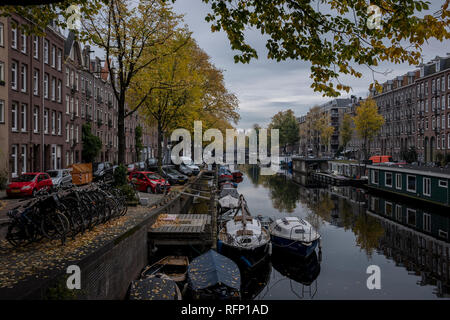 Amsterdam, Niederlande, 30. Oktober 2016: Amsterdam Canal am Morgen Stockfoto
