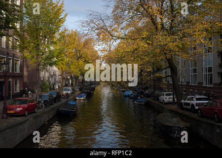 Amsterdam, Niederlande, 30. Oktober 2016: Amsterdam Canal im Herbst Stockfoto