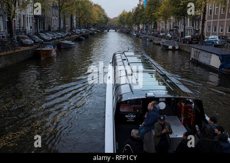 Amsterdam, Niederlande, 30. Oktober 2016: Boot vorbei an einer Gracht in Amsterdam Stockfoto