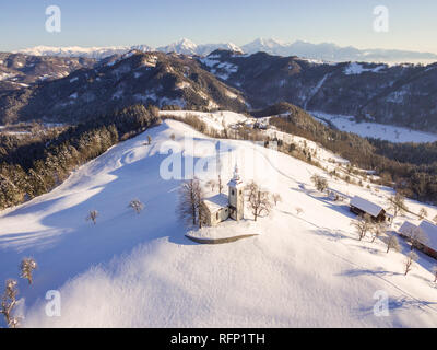 Luftaufnahme von St. Tomas Kirche im Winter, Slowenien. Stockfoto