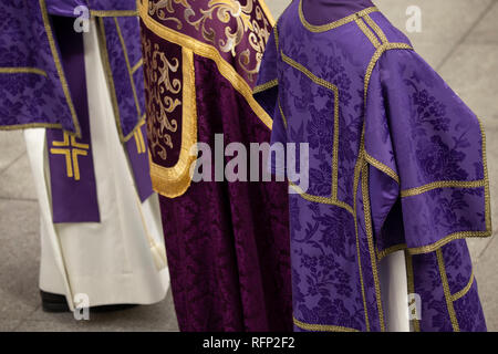 Priester. Procesion. Heilige Woche. Stockfoto