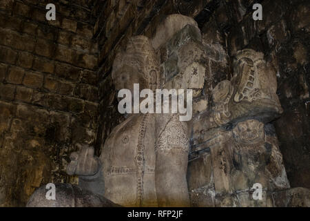 Statue des Boddhisatva Vajrapani in die innere Kammer des buddhistischen Tempel Mendut, aus dem 9. Jahrhundert. In Borobudur, Java, Indonesien. Stockfoto