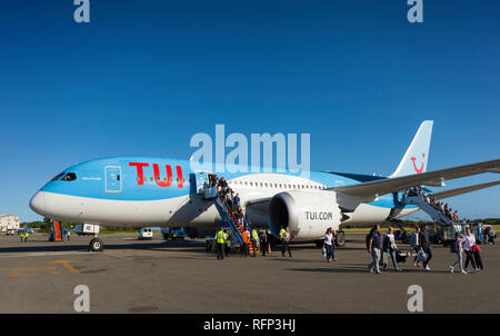 TUI Airways Boeing 787 Dreamliner in Saint Lucia Flughafen. Stockfoto