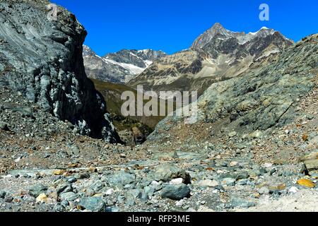 Eisfreie Rinne Tal, das von der Gornergletscher gebildet, Gipfel Ober Gabelhorn und Wellenkuppe in der Rückseite, Zermatt, Wallis Stockfoto