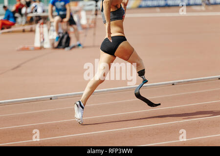 Amputee Frau Runner mit prothetischen Laufstrecke Stadion Stockfoto