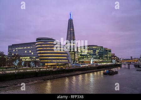 Stadthalle und Shard bei Dämmerung, London, Großbritannien Stockfoto