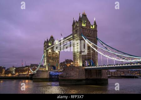 Beleuchtete Tower Bridge in der Dämmerung, London, Großbritannien Stockfoto