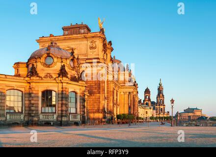 Der Brühlschen Terrasse im ersten Morgenlicht, Blick auf die Stadt mit Kunstakademie, Hofkirche, Residenzschloss und Semperoper Stockfoto