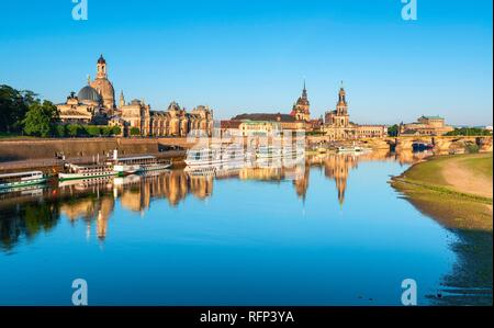 Blick auf die Stadt mit der Akademie der Künste, Frauenkirche, Residenzschloss, Hofkirche und Reflexion in der Elbe, das Morgenlicht. Stockfoto