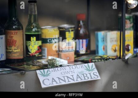 Cannabis Produkte in einem Kaffee-shop, Amsterdam, Niederlande Stockfoto