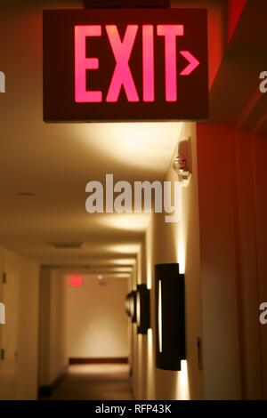 Hotel Flur, Notausgang Schild, Miami, Florida, USA Stockfoto