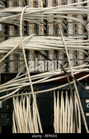 Kabel von einem Server Rechenzentrum eines Unternehmens Stockfoto