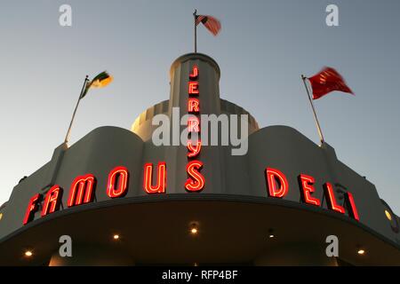 Jerry berühmten Deli, Restaurant an der Collins Avenue, South Beach, Miami Beach, Florida, USA Stockfoto