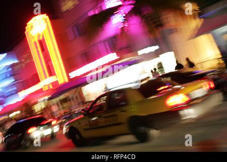 Art déco-Hotels und Bars am Ocean Drive, Miami Beach, Florida, USA Stockfoto
