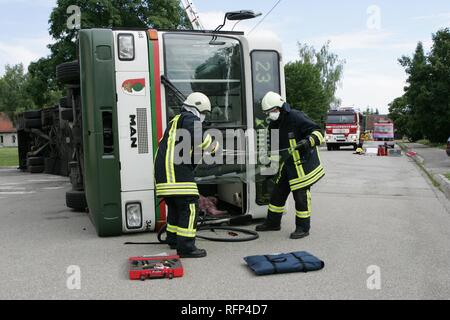 Katastrophe Übung der Augsburger Feuerwehr in Zusammenarbeit mit dem Bayerischen Roten Kreuz und die DLRG, Augsburg, Bayern Stockfoto