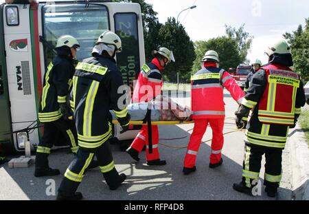 Katastrophe Übung der Augsburger Feuerwehr in Zusammenarbeit mit dem Bayerischen Roten Kreuz und die DLRG, Augsburg, Bayern Stockfoto