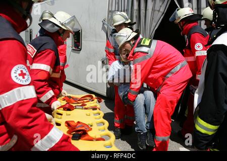 Katastrophe Übung der Augsburger Feuerwehr in Zusammenarbeit mit dem Bayerischen Roten Kreuz und die DLRG, Augsburg, Bayern Stockfoto