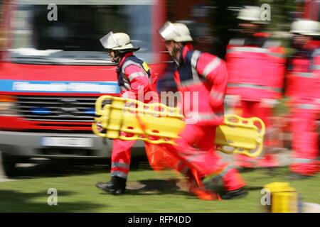 Katastrophe Übung der Augsburger Feuerwehr in Zusammenarbeit mit dem Bayerischen Roten Kreuz und die DLRG, Augsburg, Bayern Stockfoto