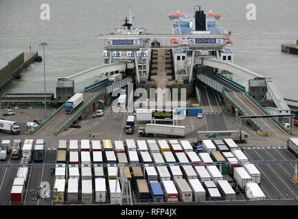 Geparkten Lkw und Fähre, Fährhafen Dover, Großbritannien Stockfoto