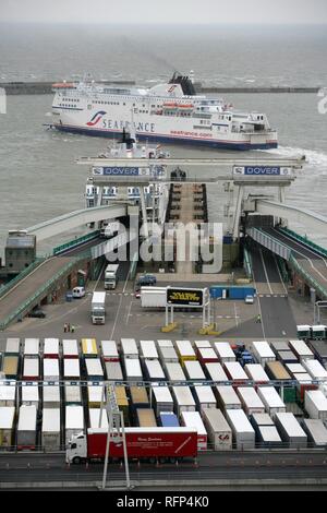 Geparkten Lkw und Fähre, Fährhafen Dover, Großbritannien Stockfoto