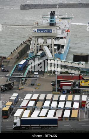 Lkw verlassen die Fähre im Hafen von Dover, Großbritannien Stockfoto