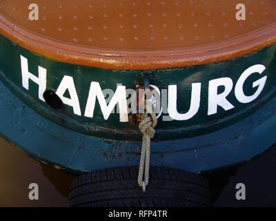 Namen von Homeport, am Heck eines Start Boot im Hafen, Hamburg, Deutschland Stockfoto