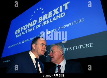 Minister für Bildung der Republik Irland Joe McHugh (links) im Gespräch mit Jim D'Arcy, spezielle adivisor zu einem Taoiseach, bei "Jenseits der Brexit - Die Zukunft von Irland" ein Ereignis auf die Antwort des Nationalismus zu Brexit an der Waterfront Hall in Belfast. Stockfoto