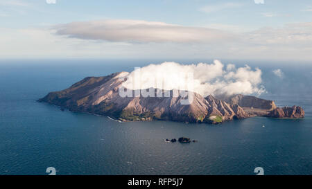 Whakaari, White Island. Eine Ansicht aus der Luft von einem Leben und aktive Vulkan in Gas- und Wolke eingehüllt. Stockfoto