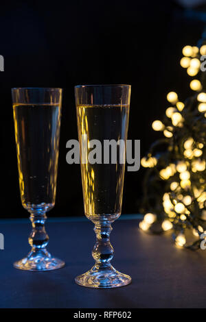 Zwei Sektgläser auf Weihnachten. Defokussierten Lichter bokeh Hintergrund. Romantische Stimmung Stockfoto