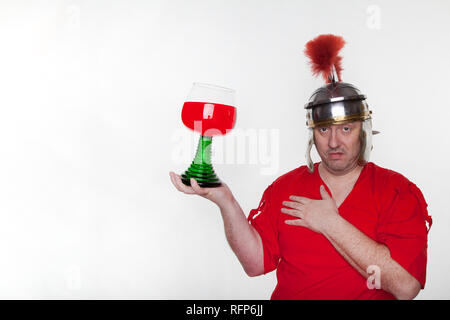 Ein römischer Soldat betrunken mit einem Glas Wein auf dem weißen Hintergrund. Stockfoto