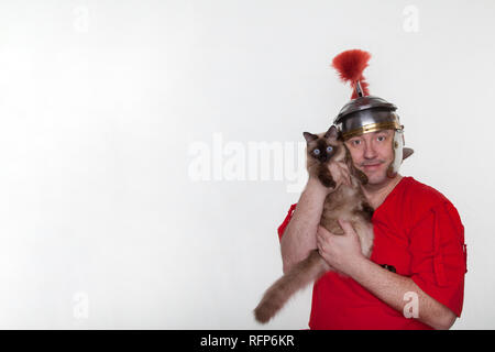 Ein römischer Soldat mit einem siamesische Katze auf den weißen Hintergrund. Stockfoto