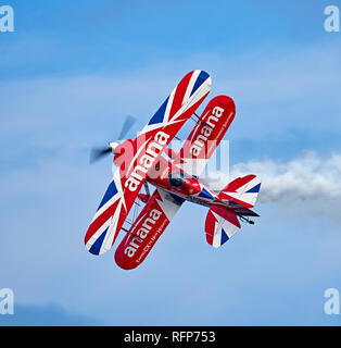 Rich Goodwin führt einen hohen alpha-Messer-Rand-Pass in seiner Pitts Special S-2 s "Muskel-Doppeldecker" Stockfoto