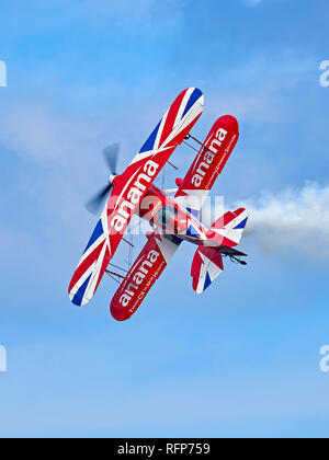 Rich Goodwin führt einen hohen alpha-Messer-Rand-Pass in seiner Pitts Special S-2 s "Muskel-Doppeldecker" Stockfoto