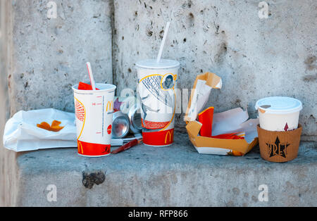 McDonald's take away Wrapper an einer Wand in der Straße links, Mcdonald's ist das weltgrösste Kette von Fast Food Restaurants Stockfoto