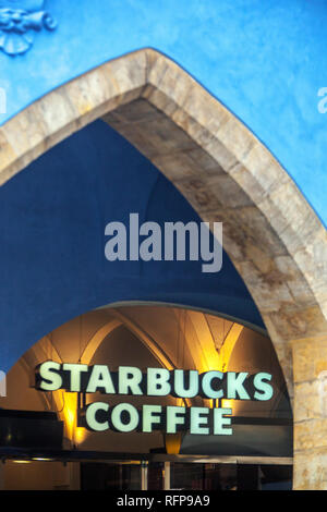 Starbucks Kaffee unter dem gotischen Bogen auf dem Altstädter Ring, Prag Tschechische Republik Starbucks Logo Stockfoto