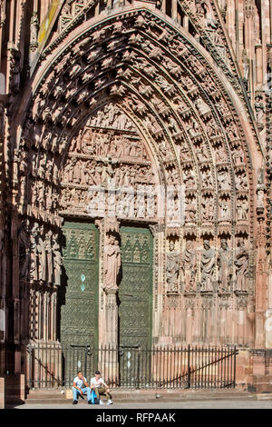 Zahlen aus dem Hauptportal der Westfassade der Kathedrale von Straßburg, Frankreich Stockfoto