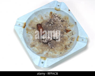Zigarre stub in einem Aschenbecher Stockfoto