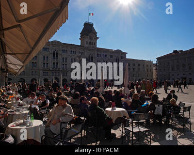 Triest, Italien. Piazza Unità, Menschen und Cafe Tabellen. Stockfoto