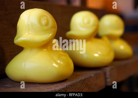 Seife in Form von gelben Enten Stockfoto