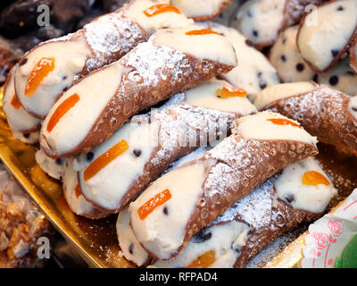 Fach voll mit italienischen Cannoli. Typische sizilianische Küche. Stockfoto